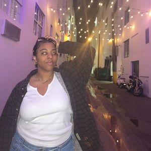 Meet your Posher, Emanuelle